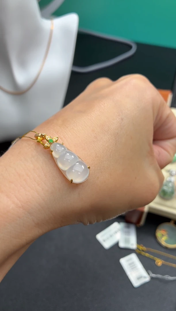 颈饰18K金镶嵌翡翠天然翡翠A货