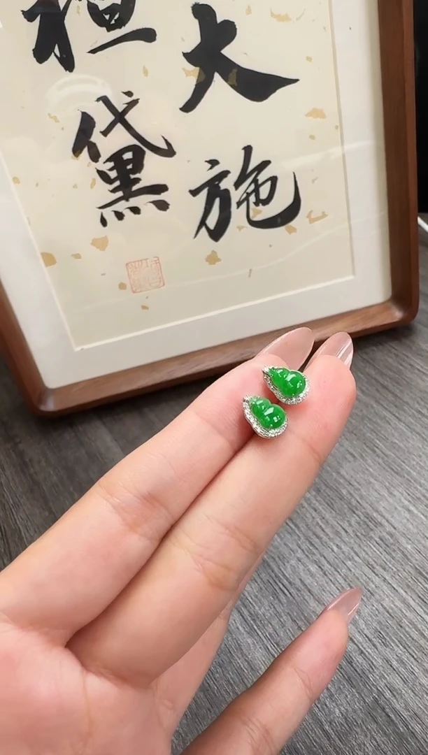 18K金镶嵌翡翠耳饰耳钉