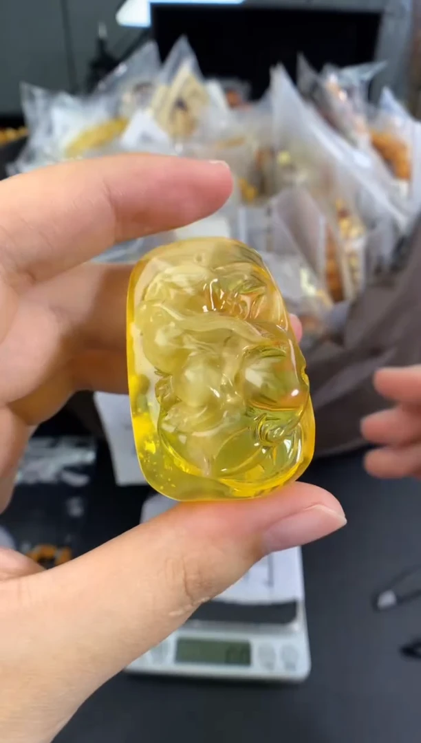 蜜蜡未镶嵌珠宝奇石44