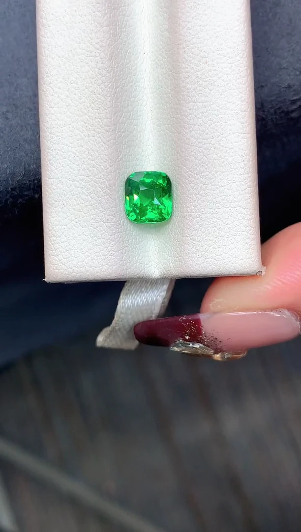 未镶嵌耳饰石榴石（芬达石）2.02克拉薄荷绿