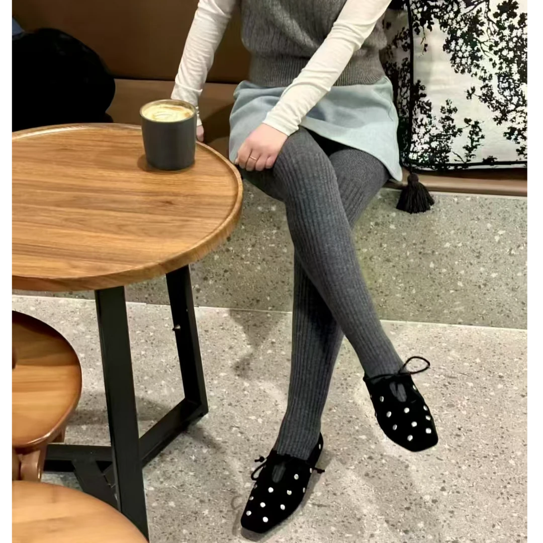 2025漫步佳人春丝绒铆钉方头深口鞋显瘦