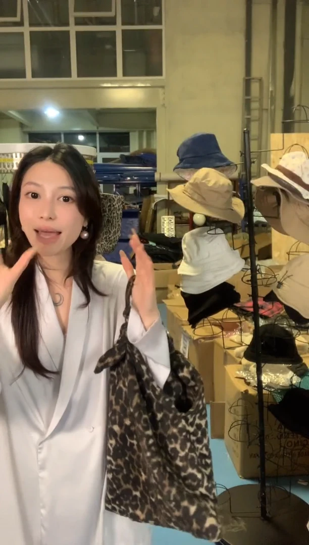 羊毛原单豹纹单肩包