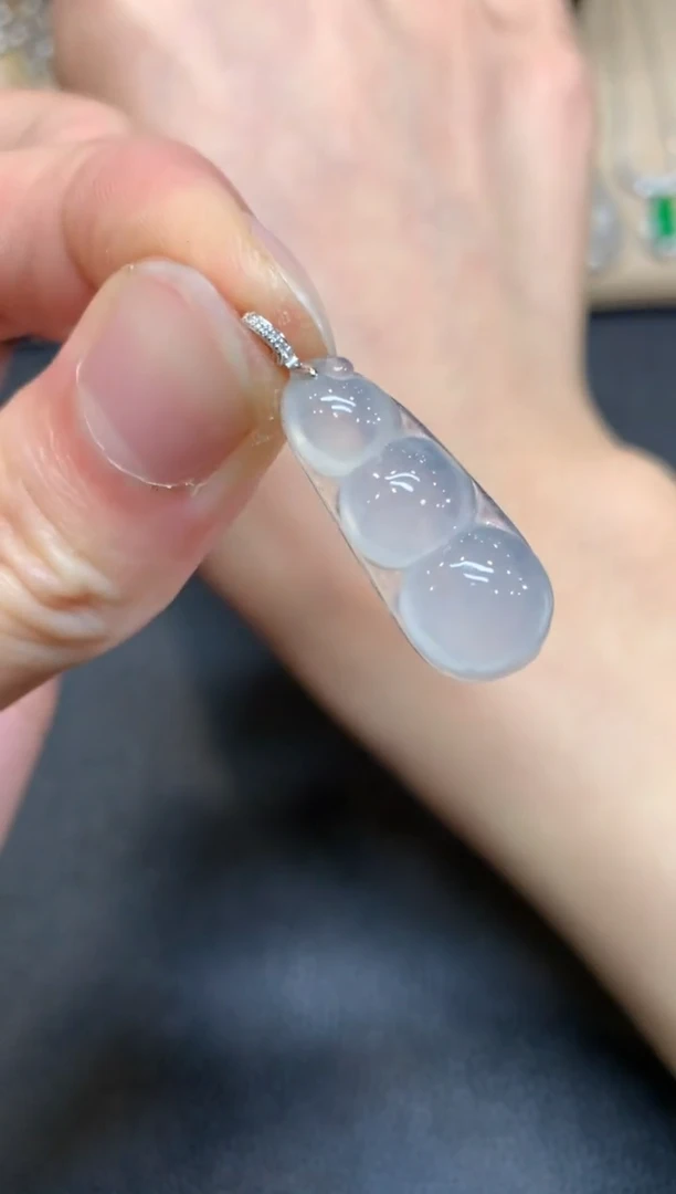 【闪购商品】翡翠颈饰18K金镶嵌福豆【无服务费】