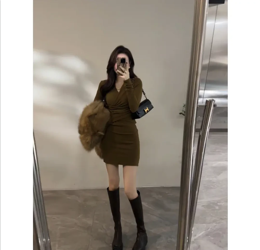 长袖连衣裙秋冬季新款磨毛保暖今年流行爆款褶皱臀裙紧身短裙子