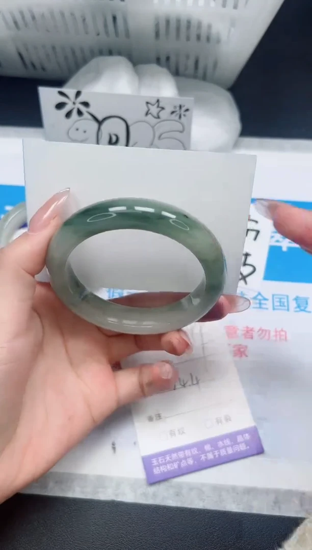 【闪购商品】石英质玉手镯未镶嵌299