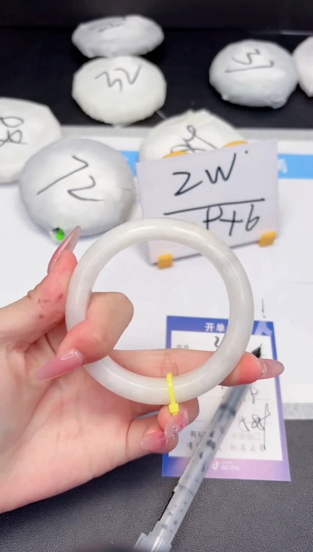 【闪购商品】石英质玉手镯未镶嵌396-58.8