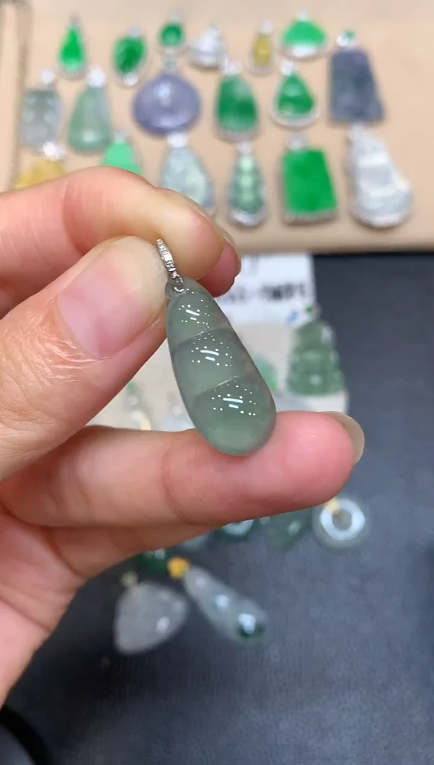 颈饰18K金镶嵌翡翠福豆【无服务费