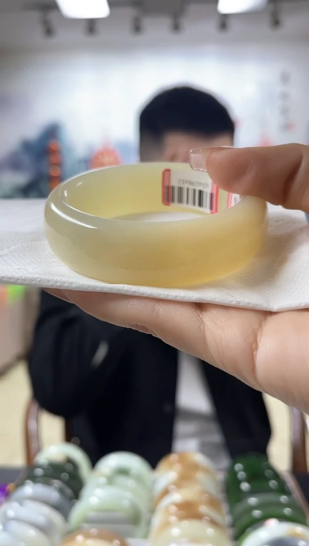 【闪购商品】和田玉手镯未镶嵌55+圈口8653