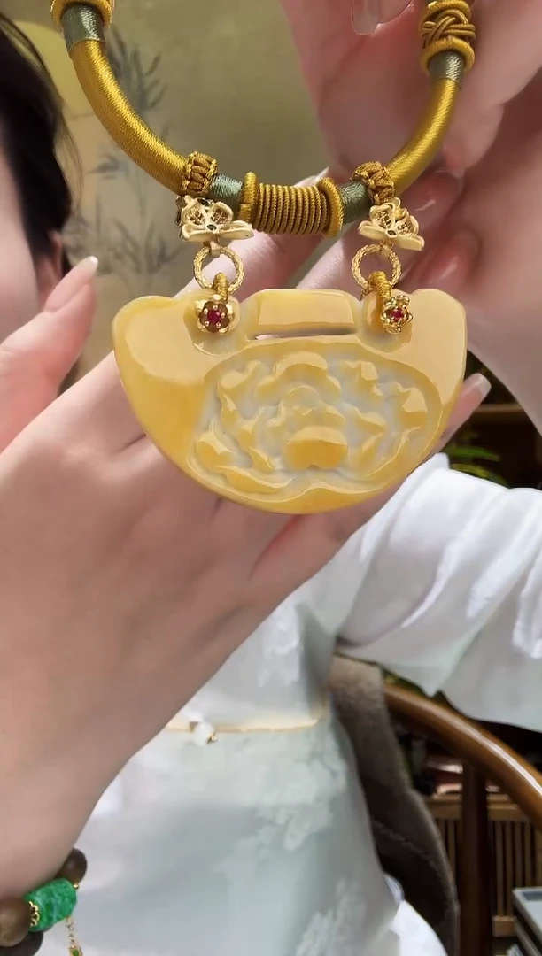 颈饰未镶嵌翡翠吊坠