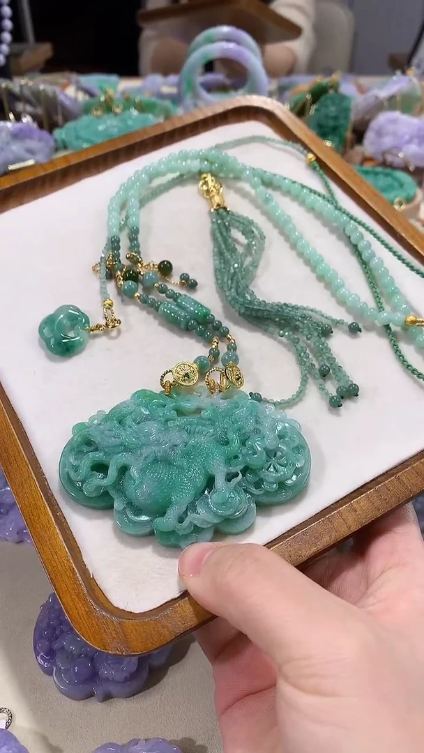 颈饰未镶嵌翡翠吊坠