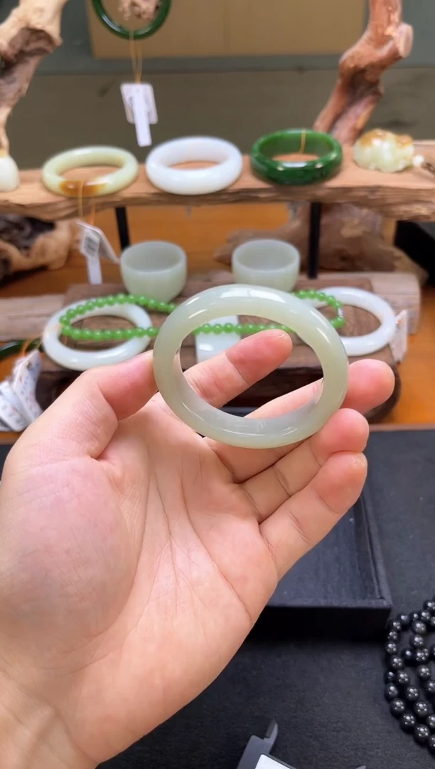 未镶嵌手镯和田玉且末青白 48+圈
