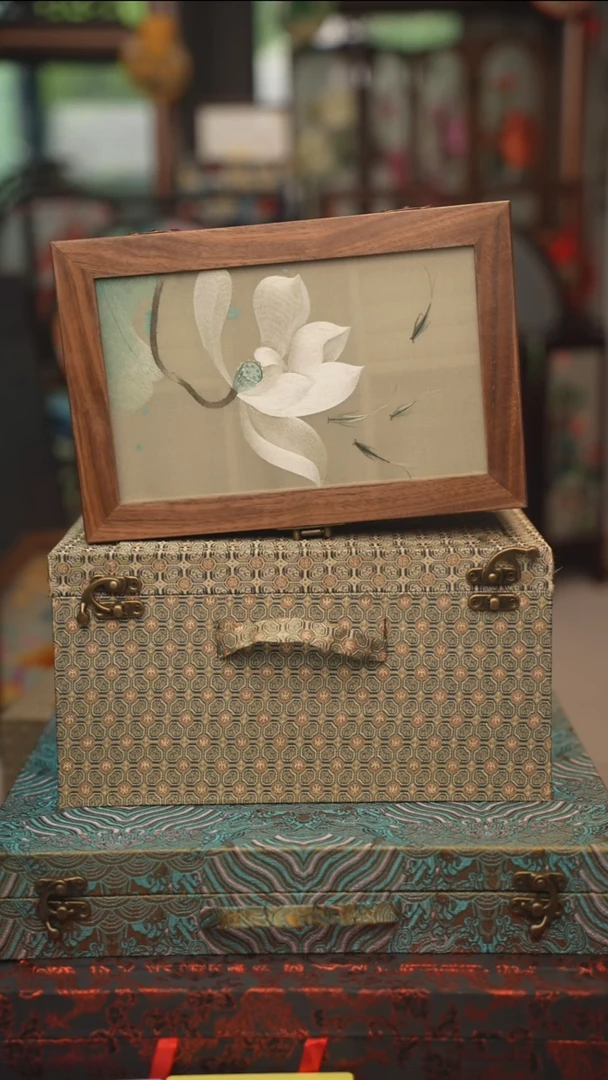扇子苏绣双面绣胡桃木化妆盒长24CM.宽16CM.高12CM