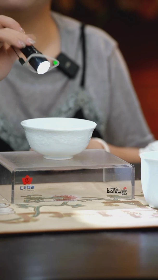 2个正价5寸影青雕刻祥云翅碗