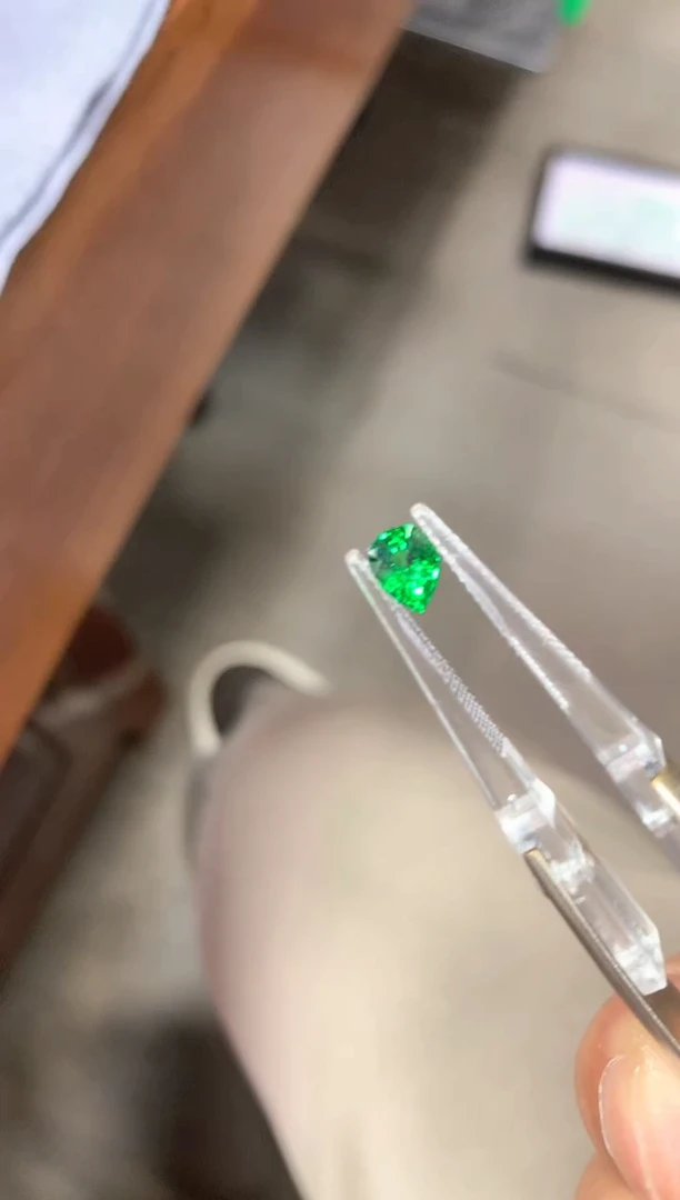 未镶嵌裸石石榴石（沙弗莱）1ct 82