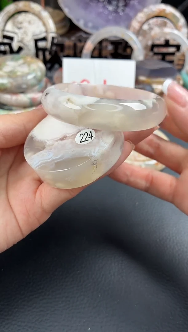 未镶嵌手镯（圆镯）石英质玉52