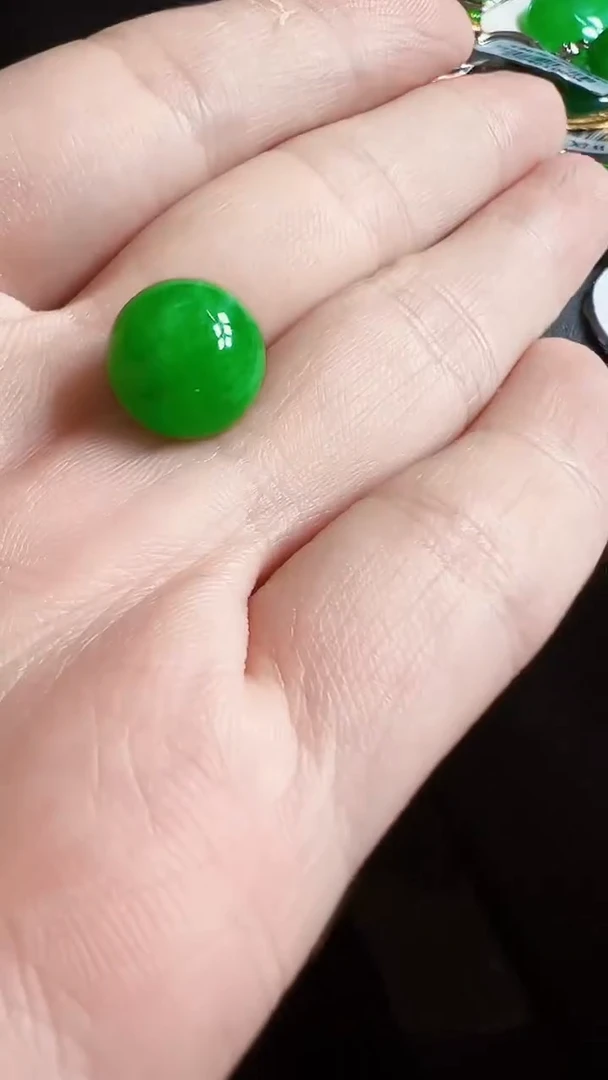 颈饰未镶嵌翡翠珠子