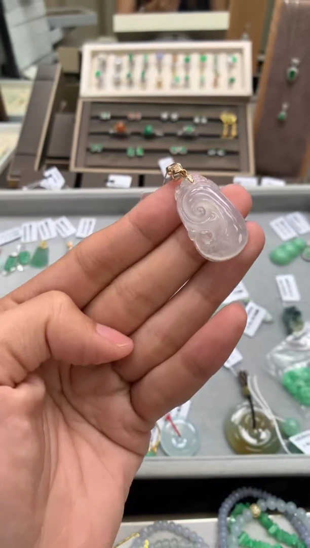 翡翠18K金镶嵌颈饰如意