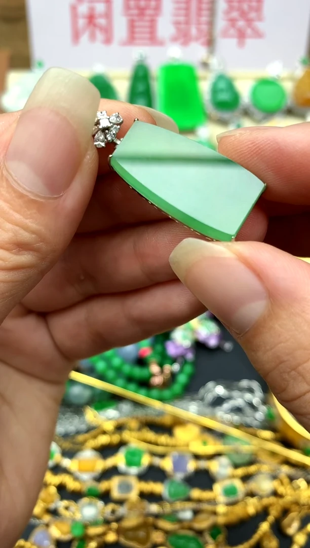 颈饰18K金镶嵌翡翠411 -中国好珍宝