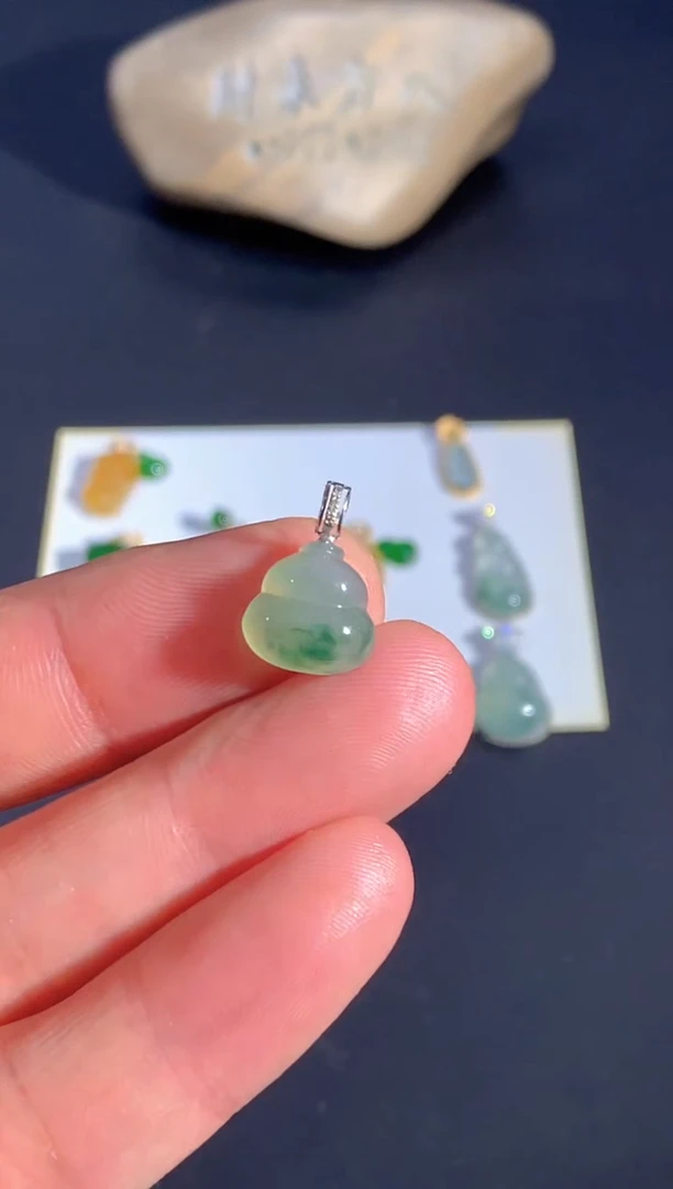 颈饰18K金镶嵌翡翠