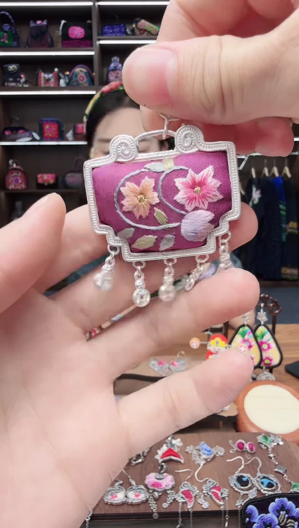 织绣147蒙阿苏苗绣传承旗舰店