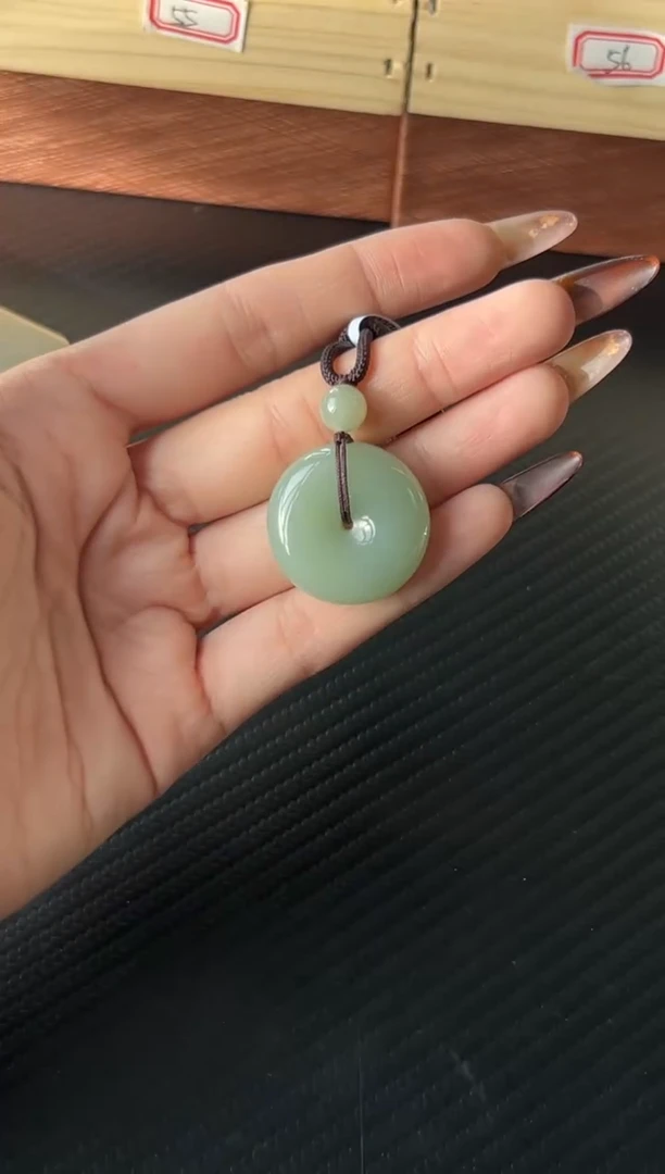 吊坠(赠链)未镶嵌和田玉且末近矿微色差