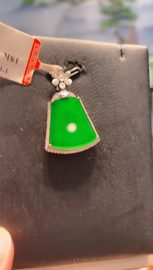 翡翠18K金镶嵌颈饰翡翠A15