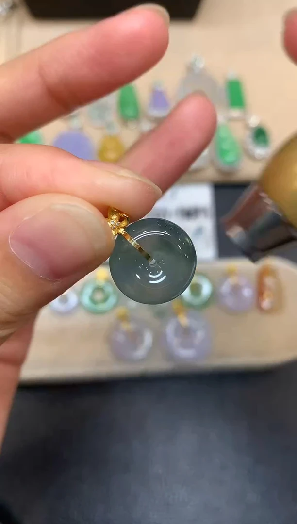 颈饰18K金镶嵌翡翠平安扣【无服务费