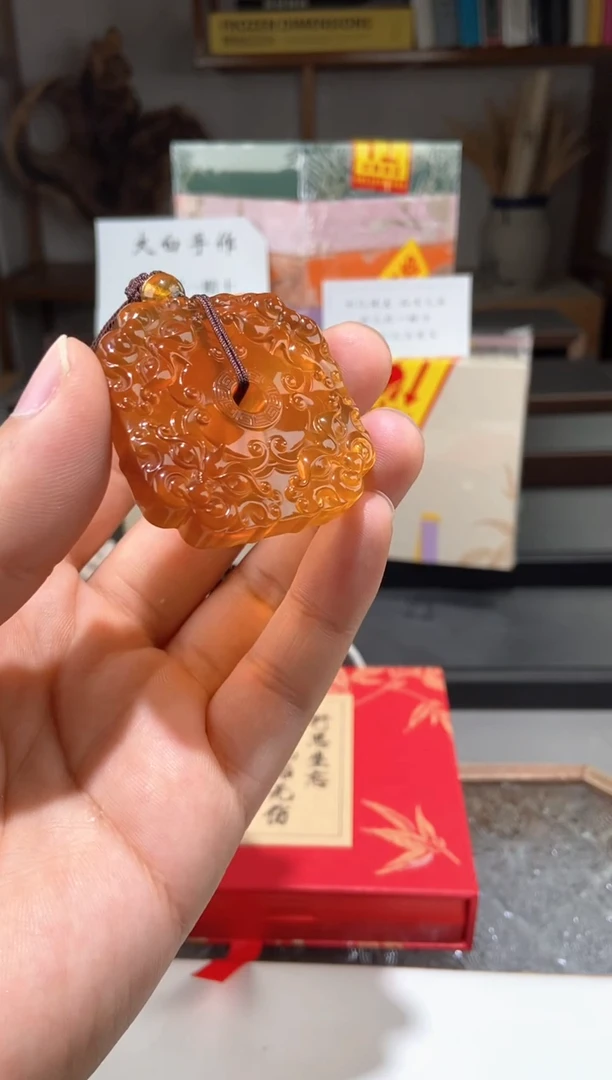琥珀颈饰未镶嵌金棕珀貔貅方扣
