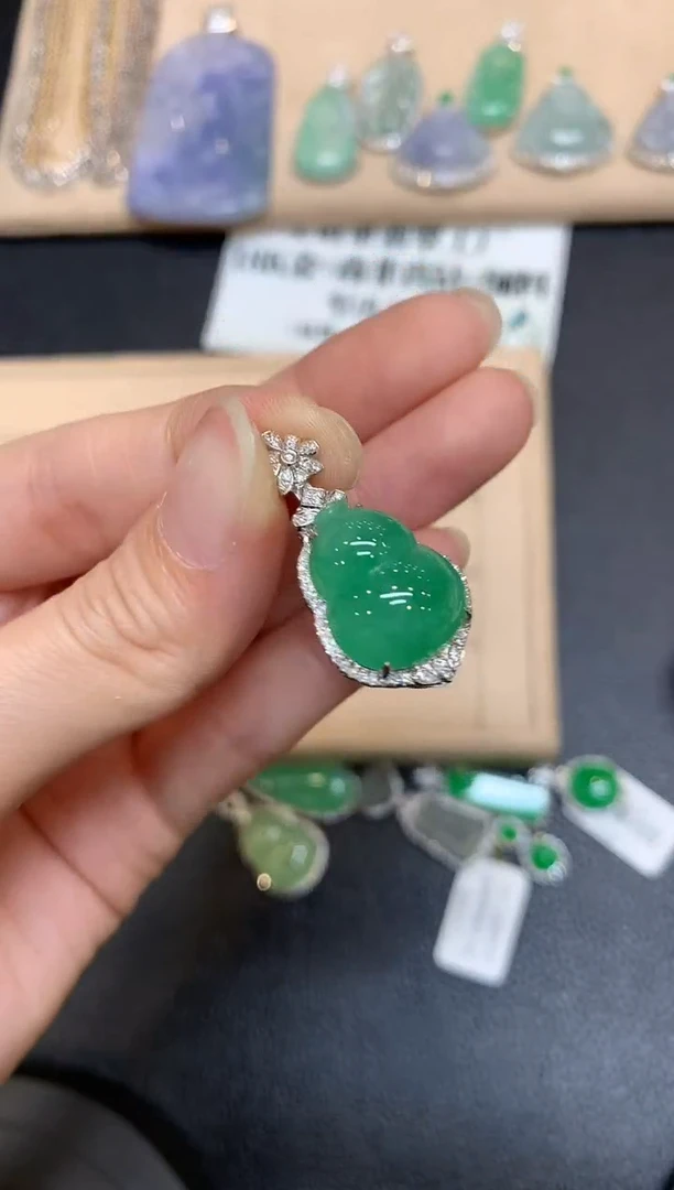 【闪购商品】翡翠颈饰18K金镶嵌葫芦【无服务费