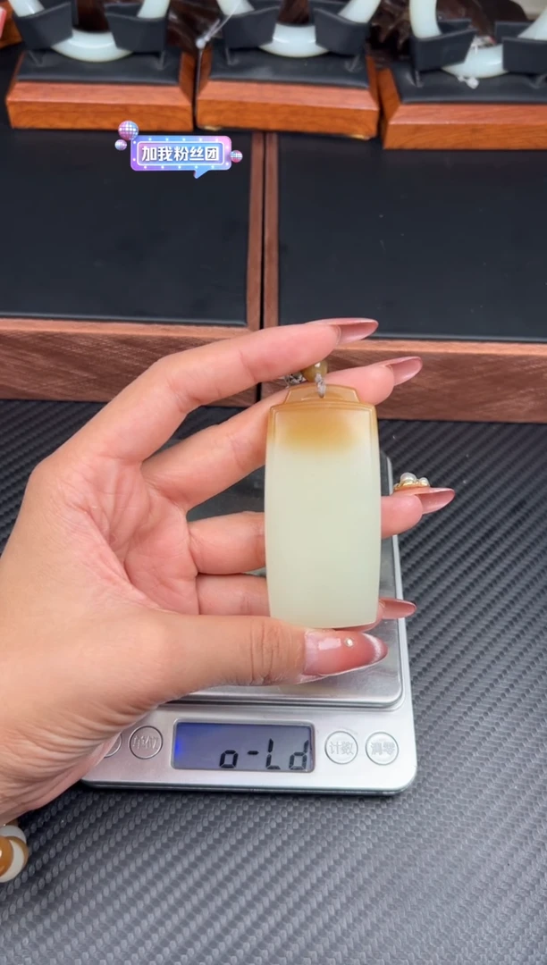 和田玉未镶嵌吊坠(赠链)且末金山微色差JS