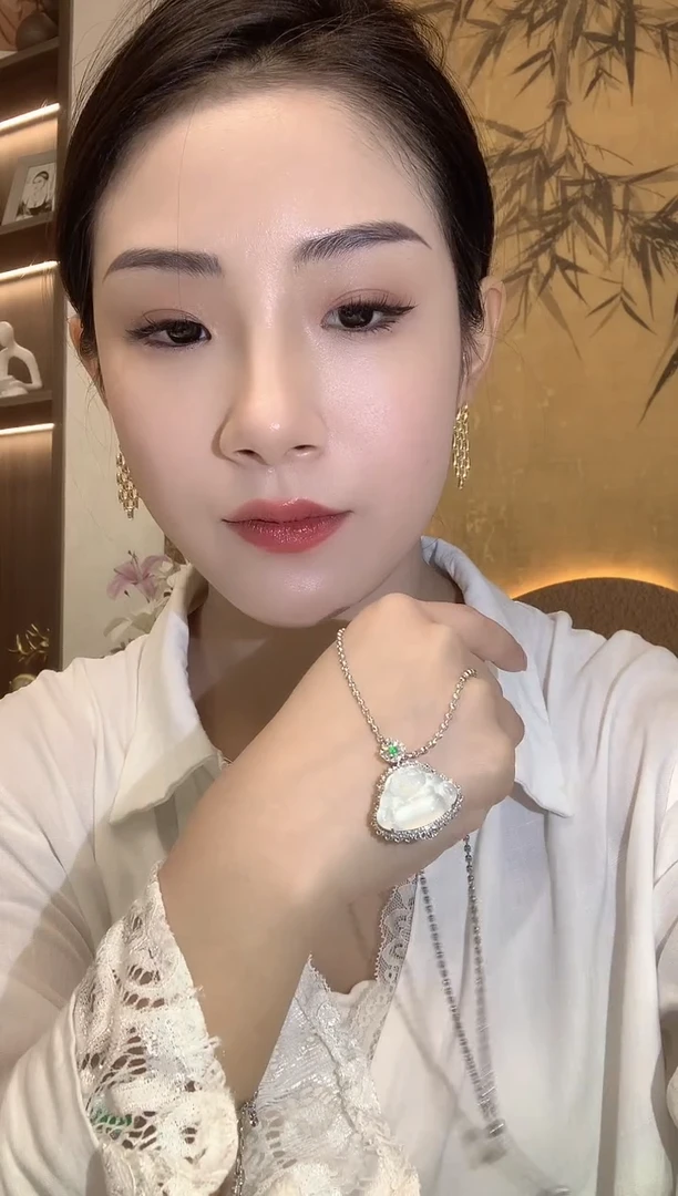 【闪购商品】翡翠吊坠(不含链)18K金镶嵌A51