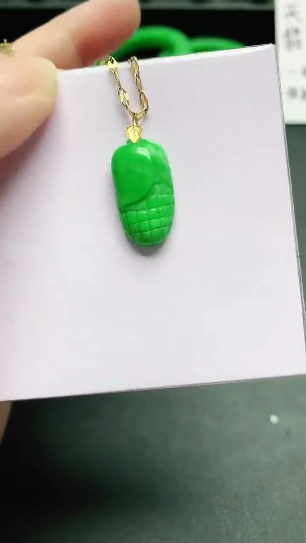 颈饰18K金镶嵌翡翠赠礼盒证书
