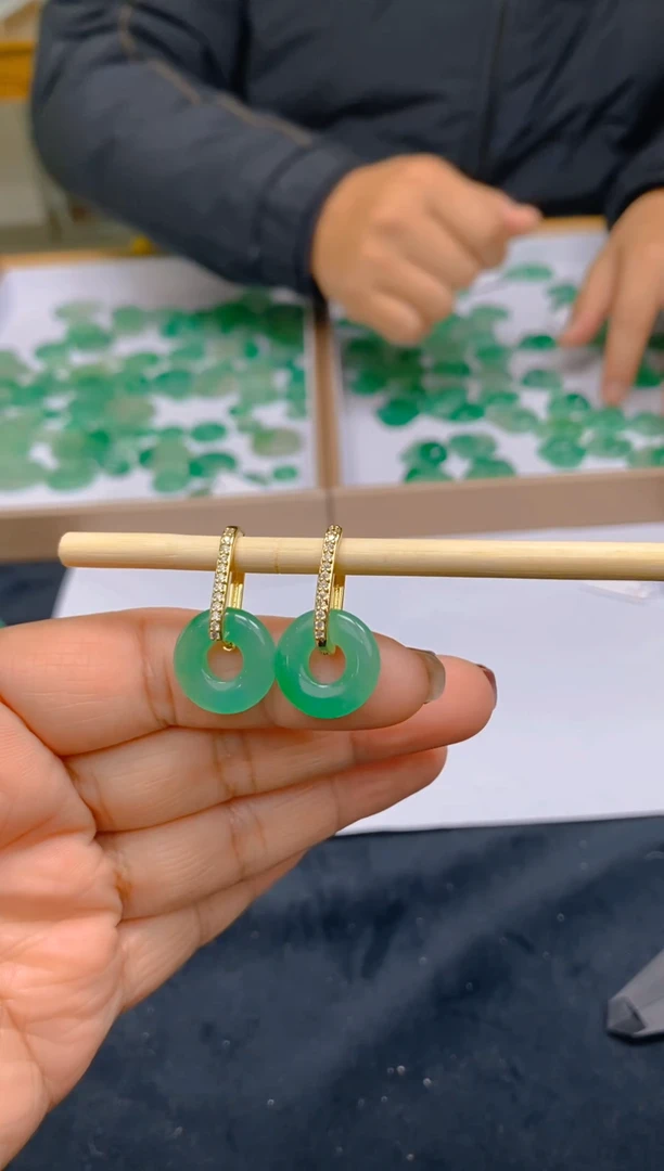 【闪购商品】石英质玉耳钉银S925镶嵌冰美人非洲翠A货