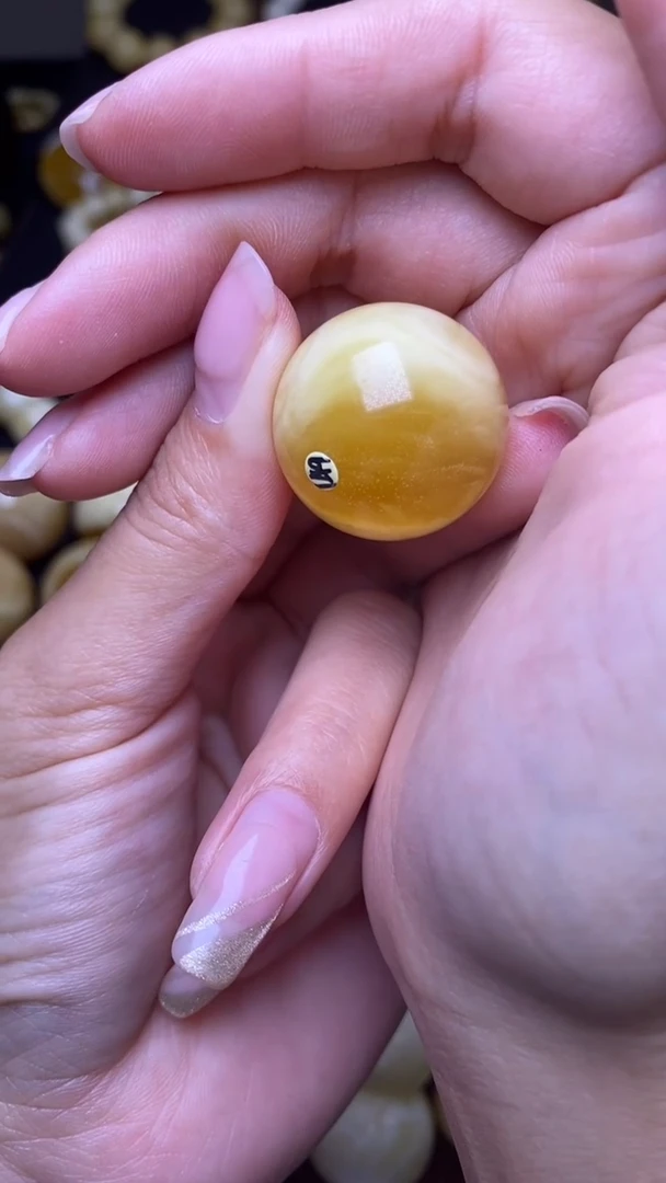 未镶嵌琥珀裸石葵. 32