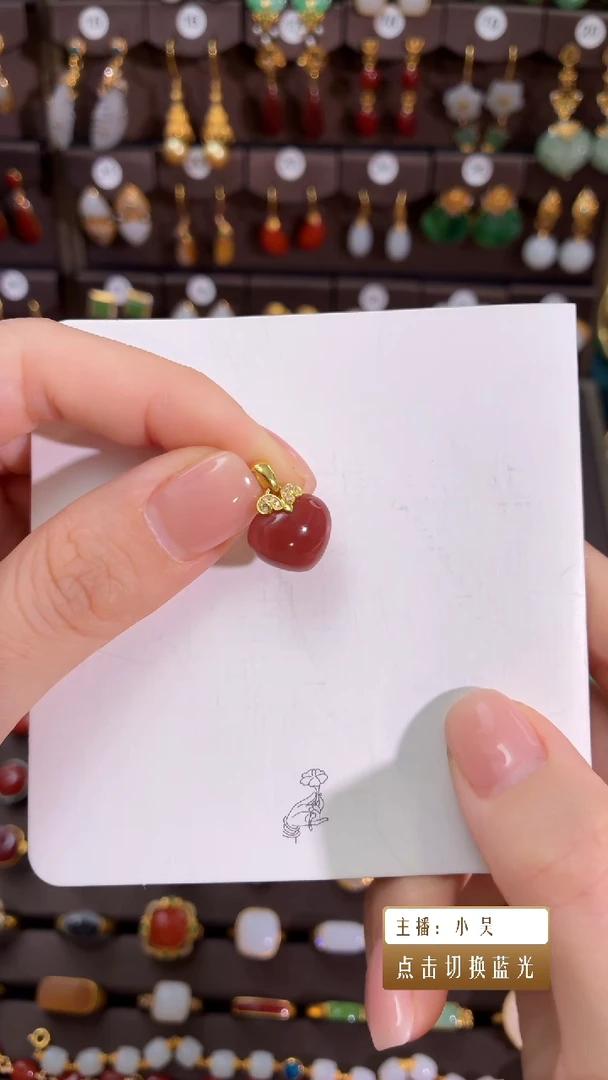 18K金镶嵌吊坠南红玛瑙爱心