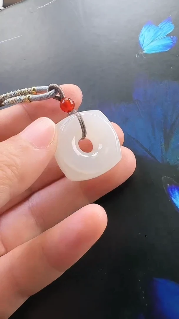 颈饰未镶嵌和田玉吊坠