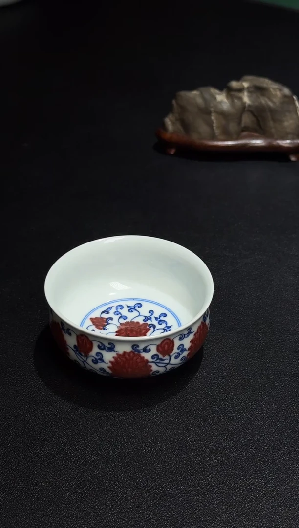 缠枝莲青花釉里红炉式杯