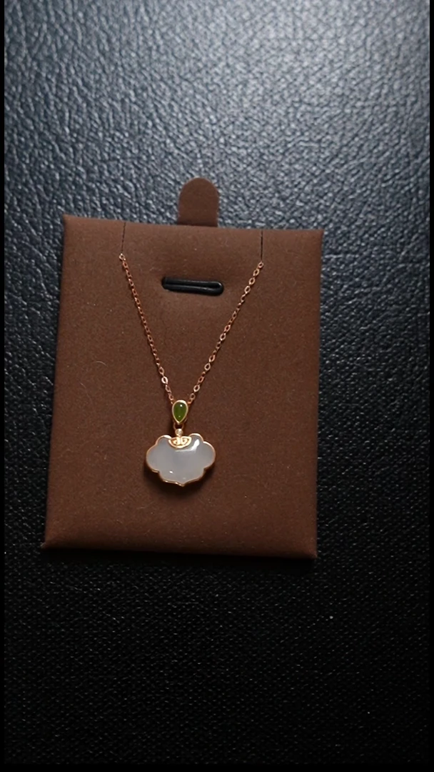 颈饰18K金镶嵌和田玉如意锁