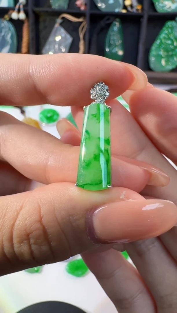 颈饰18K金镶嵌翡翠缅甸A货翡翠