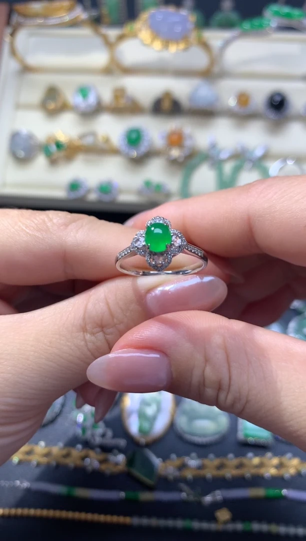 翡翠18K金镶嵌颈饰戒指