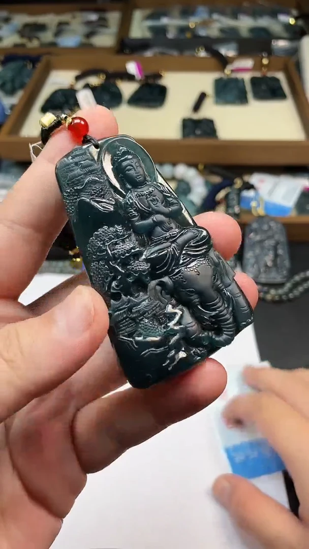 翡翠未镶嵌颈饰 多样性发其一