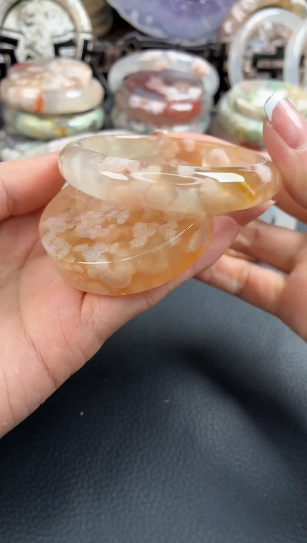 未镶嵌手镯（圆镯）石英质玉54
