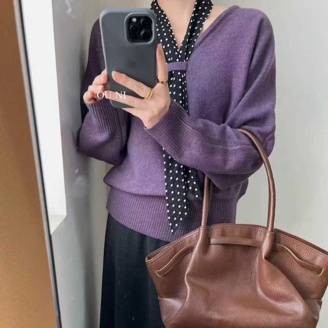 时尚气质减龄V领长袖针织衫女秋冬设计感休闲简约显瘦打底衫毛衣