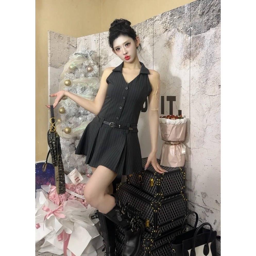 深灰色无袖西装连衣裙女春性感挂脖翻领露肩短裙收腰a字百褶裙子