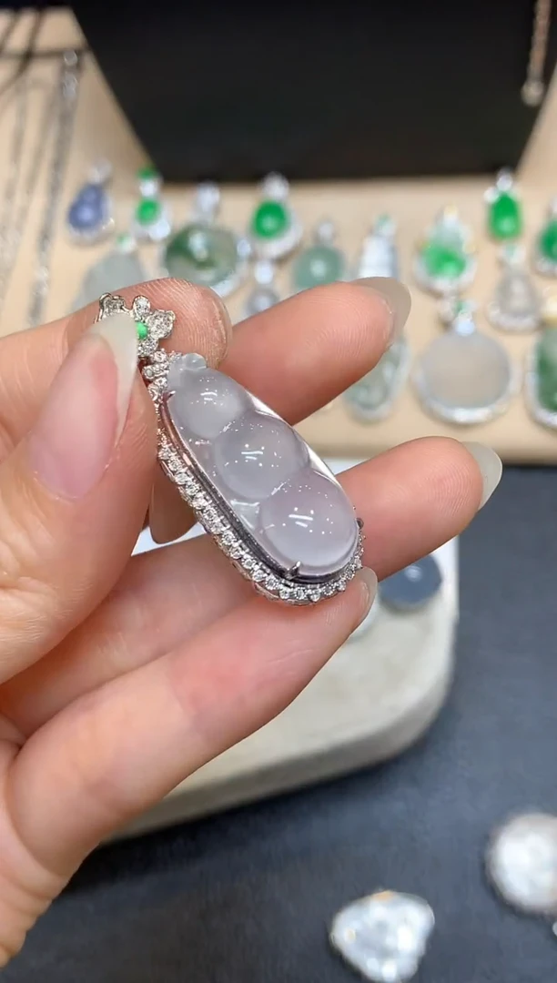 颈饰18K金镶嵌翡翠福豆【无服务费