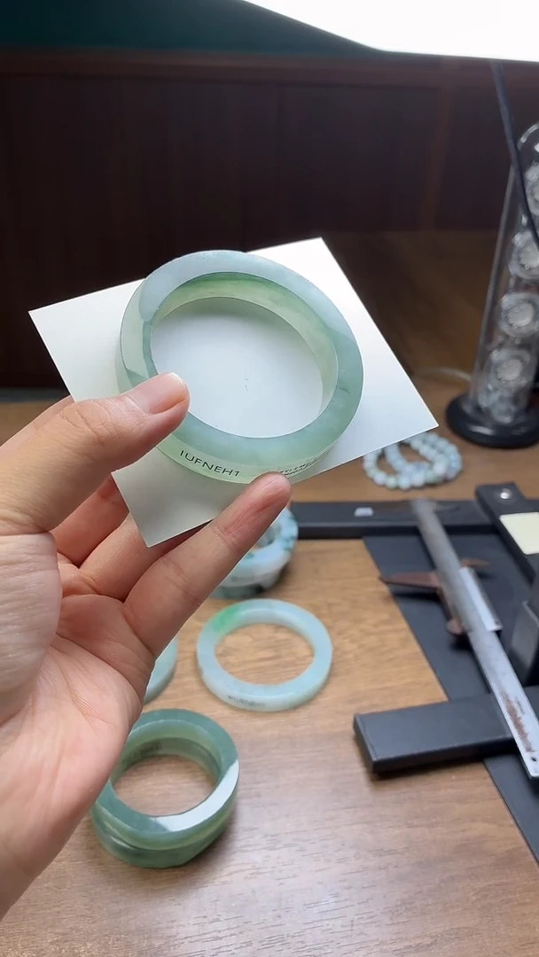 未镶嵌手镯定制翡翠蔓**萝定制