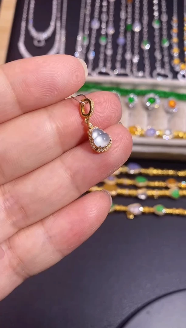 颈饰18K金镶嵌翡翠吊坠