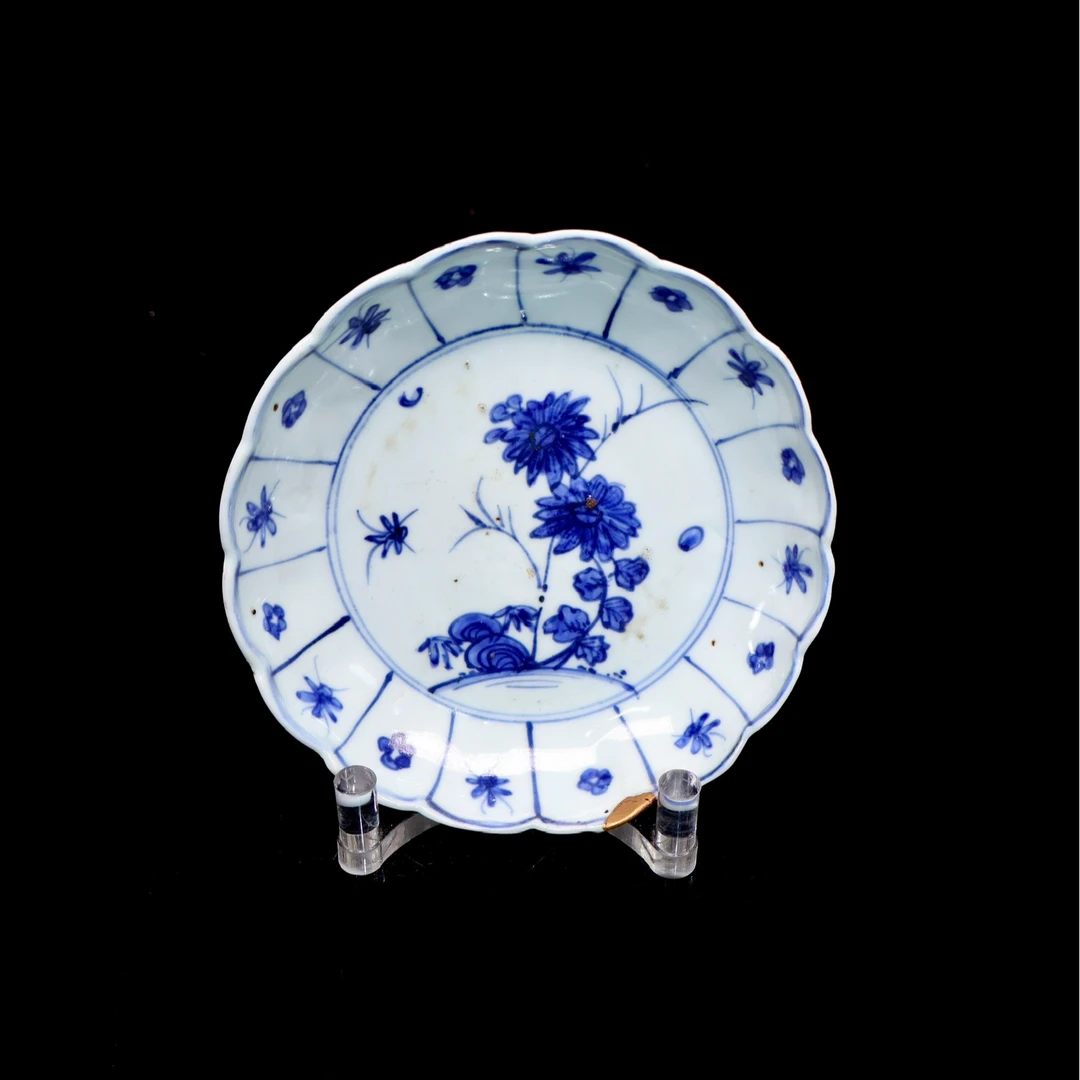 22:明晚期青花莲瓣型菊花鸟纹盘