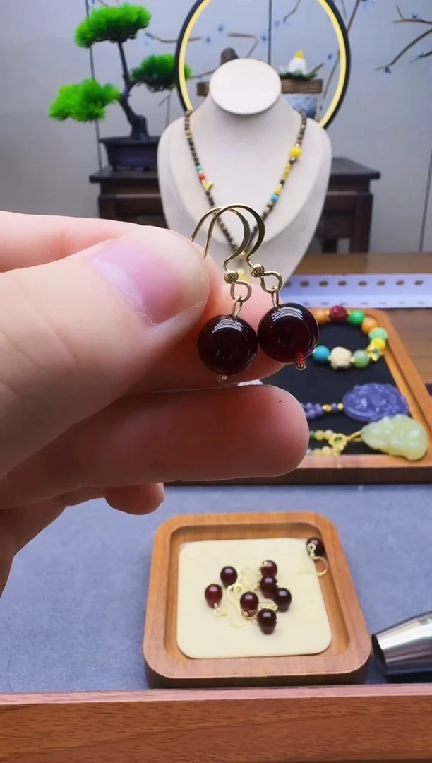 14K金镶嵌血珀耳饰E29