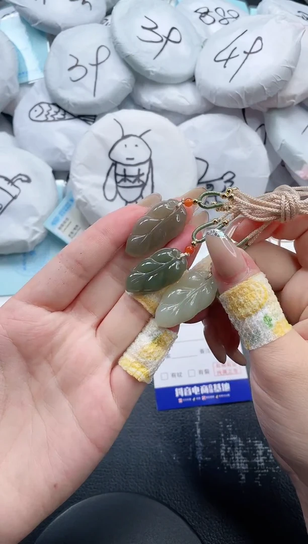 和田玉未镶嵌颈饰深色叶子